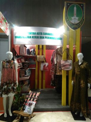 Disnakerperin Kota Surakarta Menggandeng IKM Binaan "Prima Putra Bengawan" dan "Bule-bule Clothing" Berpartisipasi dalam ICCC Expo 2017 di Losari Makassar 