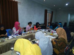 Disnakerperin  Kota Surakarta Menyelenggarakan Pelatihan Sepatu Rajut untuk Pengrajin Rajut di Kota Surakarta